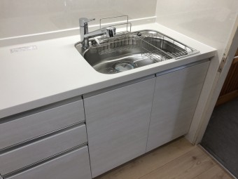 ホワイトで統一したスタイリッシュキッチン